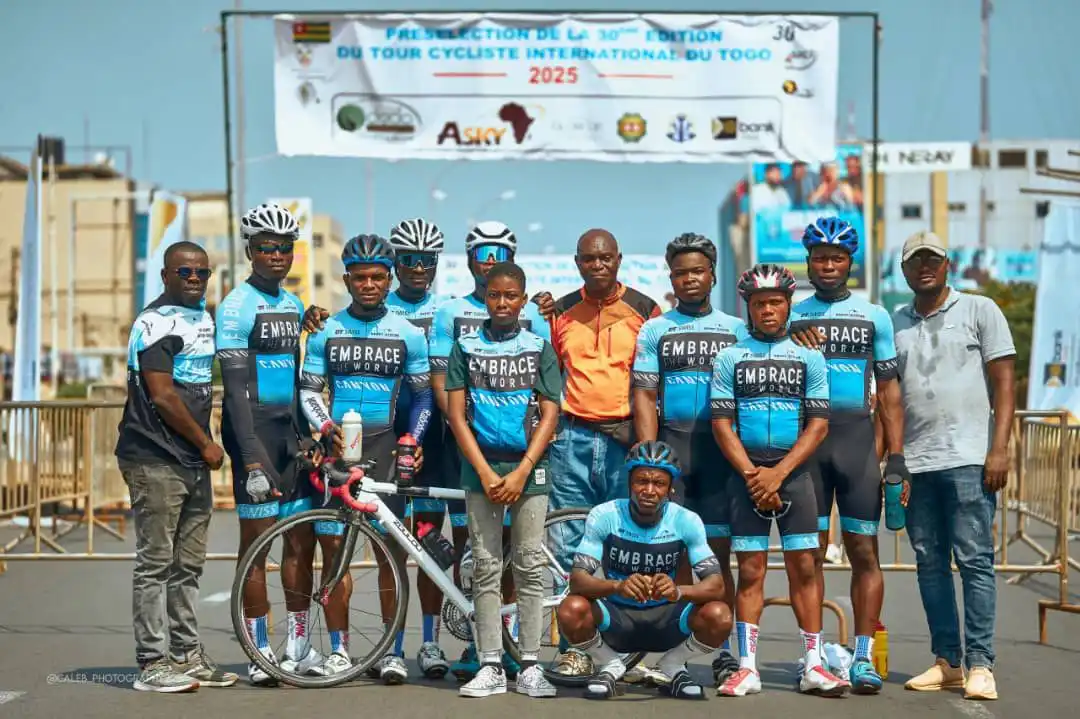 Thumbnail showing a cycling team in a group photo
